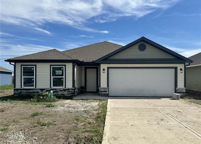 Property at 566 W Fountain St, Gardner, KS 66030, 3 beds, 2 baths