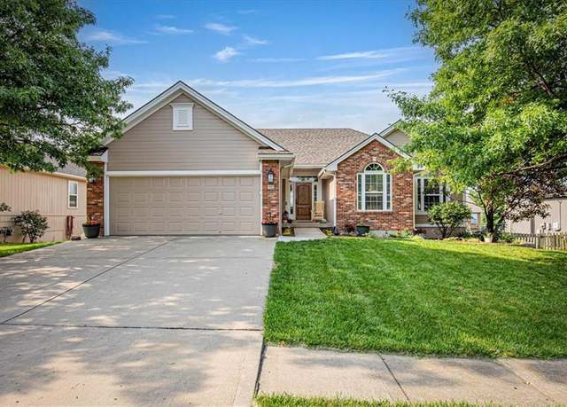 Property at 905 W 8th Ave, Kearney, MO 64060, 3 beds, 2 baths