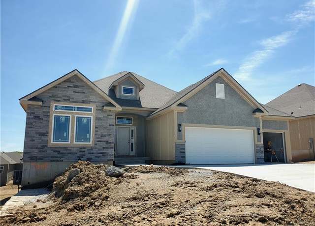 Property at 7005 NE 103rd St, Kansas City, MO 64156, 4 beds, 3 baths