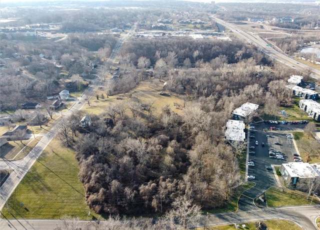 Property at 5900 N Broadway St, Gladstone, MO 64118, 5 beds