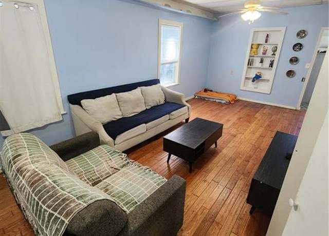 Property at 711 W Kansas St, Pittsburg, KS 66762, 2 beds, 1 bath