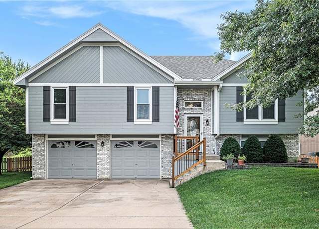 Property at 405 Newport Dr, Smithville, MO 64089, 3 beds, 2.5 baths