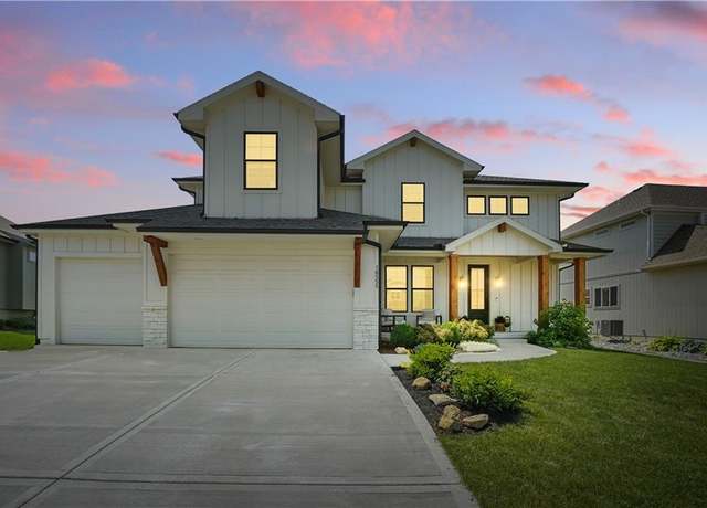 Property at 16555 S Lichtenauer Dr, Olathe, KS 66062, 6 beds, 4.5 baths