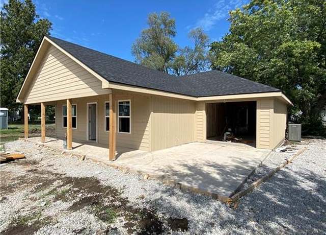 Property at 606 Pearl St, East Lynne, MO 64743, 2 beds, 1 bath