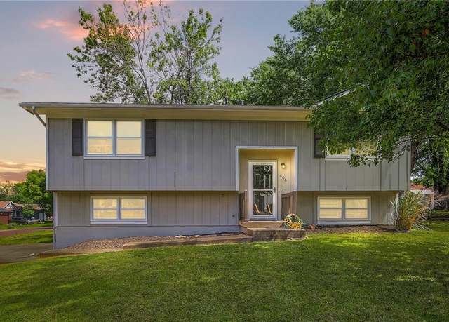 Property at 606 W Smith St, Spring Hill, KS 66083, 3 beds, 1 bath