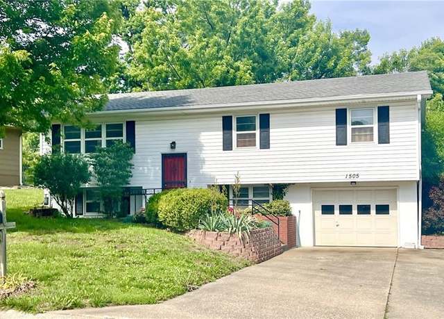 Property at 1505 Safari Dr, St Joseph, MO 64506, 4 beds, 2 baths