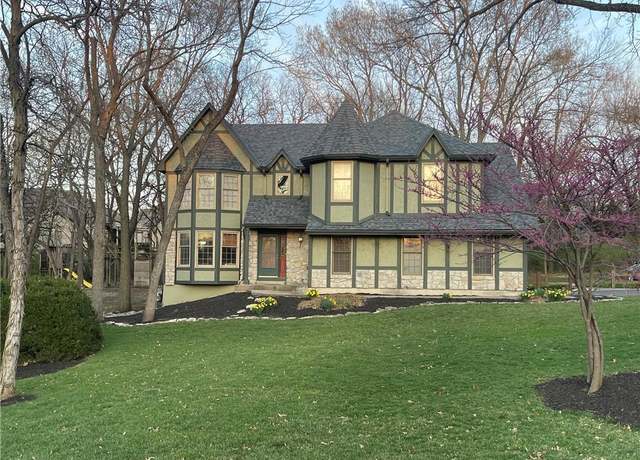 Property at 8805 Redbud Ln, Lenexa, KS 66220, 4 beds, 2.5 baths