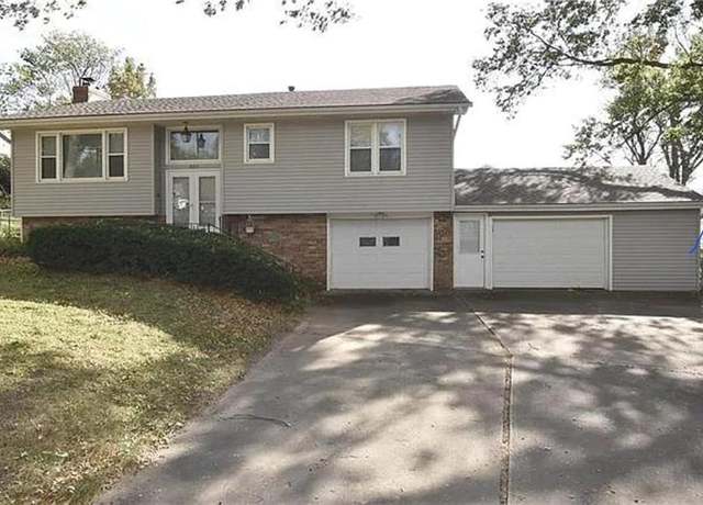 Property at 3 Carver Pl, Smithville, MO 64089, 3 beds, 2 baths