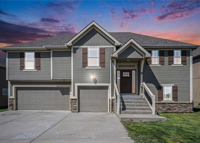 Property at 704 Walnut Dr, Smithville, MO 64089, 4 beds, 3 baths