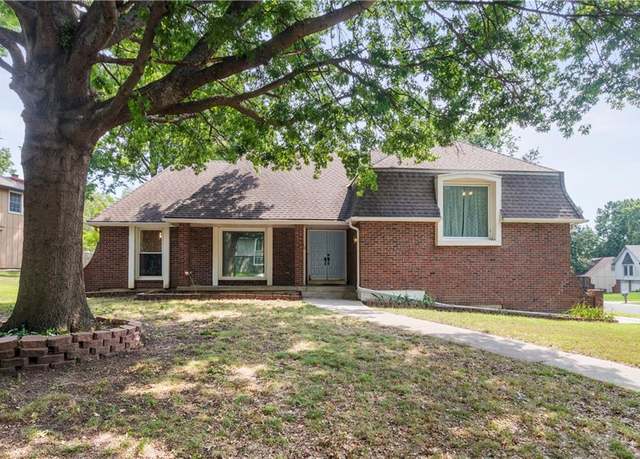Property at 1200 NE Crestview Dr, Blue Springs, MO 64014, 4 beds, 2.5 baths