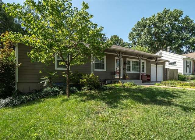 Property at 10513 W 90th St, Overland Park, KS 66214, 3 beds, 2.5 baths