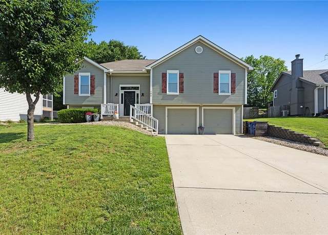 Property at 104 Betsy Ct, Smithville, MO 64089, 3 beds, 3 baths