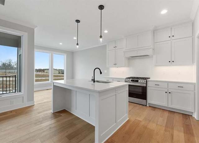Property at 25015 W 94th Ter, Lenexa, KS 66227, 4 beds, 3 baths