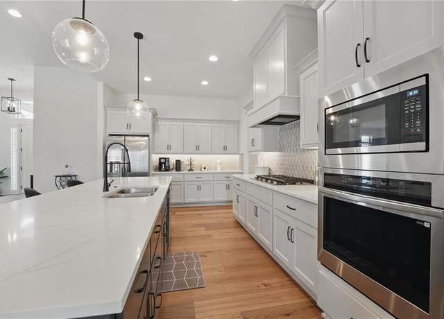 Property at 24765 W 89th Ter, Lenexa, KS 66227, 3 beds, 2.5 baths