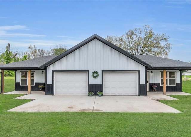 Property at 511 W Mcgaughy St, Hamilton, MO 64644, 6 beds, 4 baths