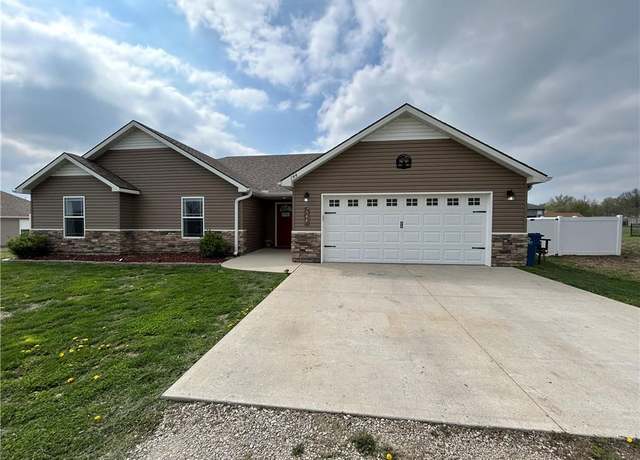 Property at 144 SE 215th Rd, Warrensburg, MO 64093, 3 beds, 2 baths