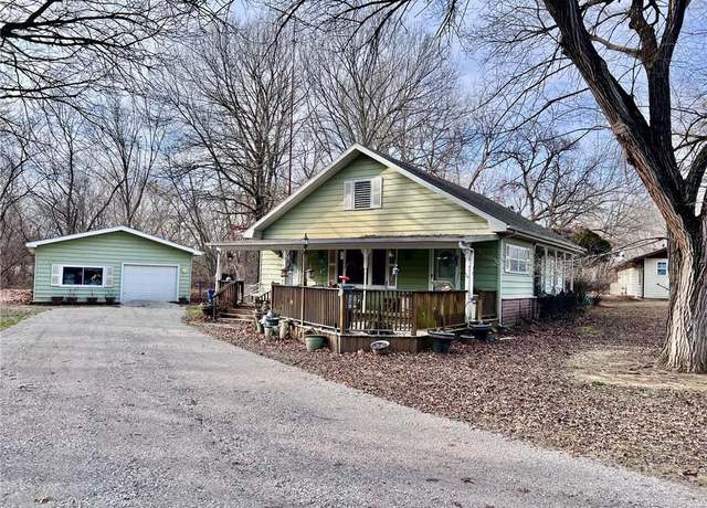 Property at 103 Oakwood Dr, Coffeyville, KS 67337, 2 beds, 2 baths