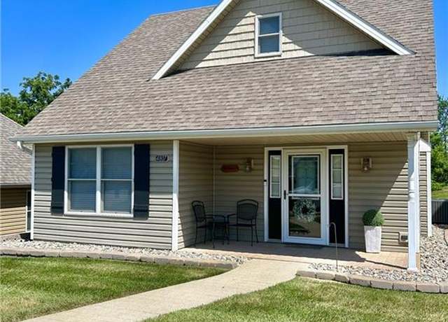 Property at 4807 N Creek Woods Dr, St Joseph, MO 64507, 3 beds, 2.5 baths