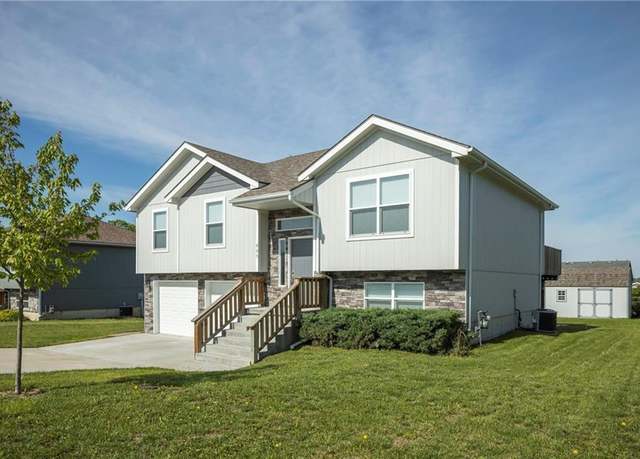 Property at 605 Carr St, Knob Noster, MO 65336, 4 beds, 3 baths