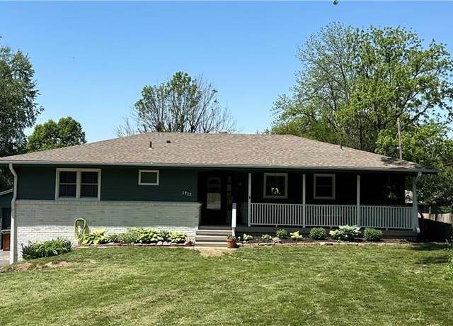 Property at 1712 S 40th St, St Joseph, MO 64507, 5 beds, 3 baths