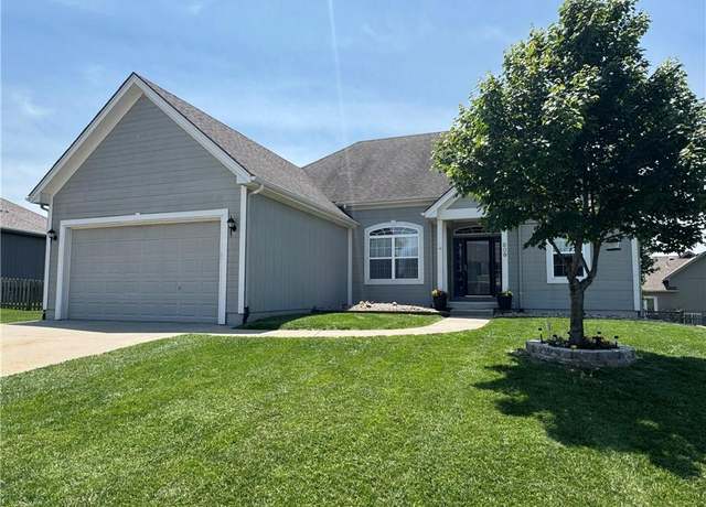 Property at 909 W 8th Ave, Kearney, MO 64060, 3 beds, 2 baths