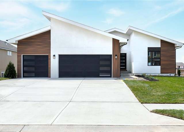 Property at 2230 SW Heartland Ct, Lee's Summit, MO 64082, 4 beds, 3 baths