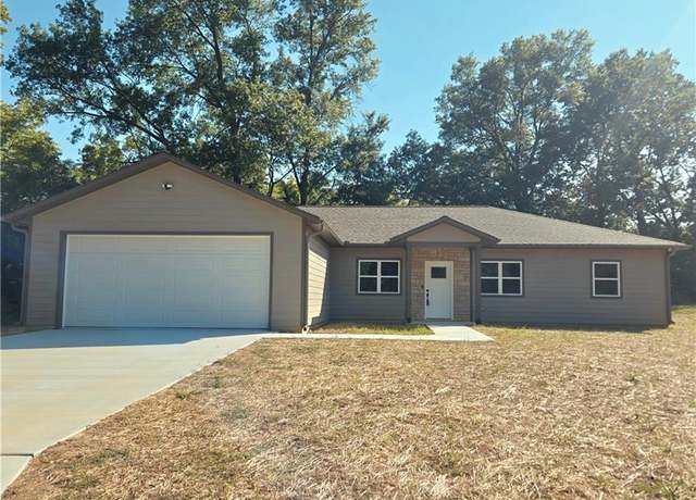 Property at 1101 Lakewood Dr, Pittsburg, KS 66762, 3 beds, 2 baths