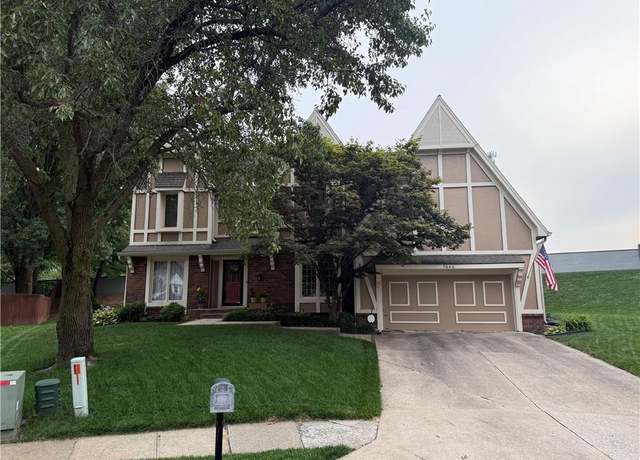 Property at 7640 N Lucerne Ct, Kansas City, MO 64151, 4 beds, 2.5 baths