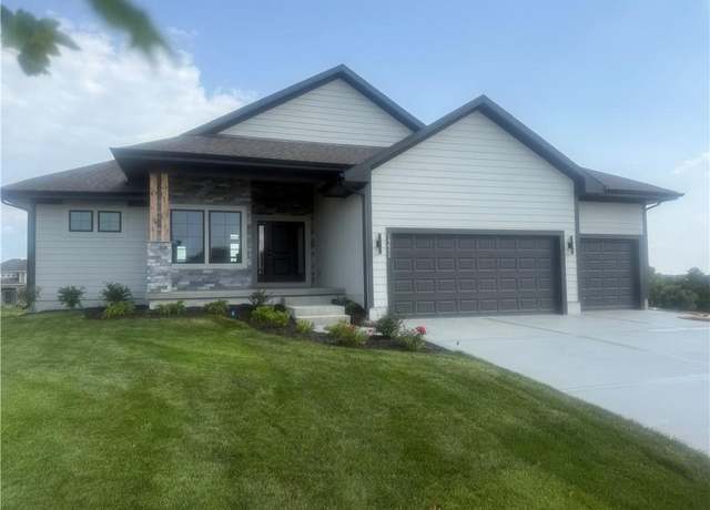 Property at 19692 W 114th St, Olathe, KS 66061, 4 beds, 3 baths