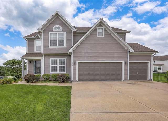 Property at 812 SW Stablewood Cir, Lee's Summit, MO 64081, 4 beds, 2.5 baths