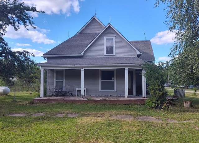 Property at 202 W Poplar St, Gentry, MO 64453, 5 beds, 1 bath