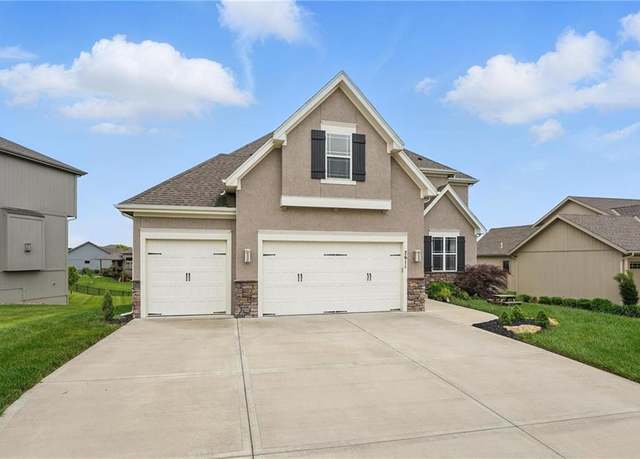Property at 7611 N Adrian Ave, Kansas City, MO 64151, 4 beds, 3 baths