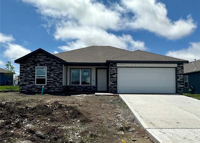 Property at 551 W Fountain St, Gardner, KS 66030, 3 beds, 2 baths