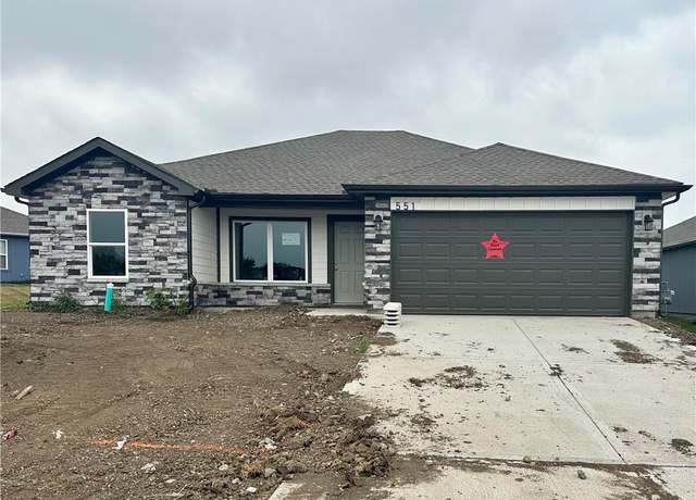 Property at 551 W Fountain St, Gardner, KS 66030, 3 beds, 2 baths