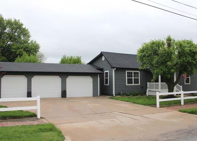 Property at 211 S Jefferson St, Frontenac, KS 66763, 3 beds, 2 baths