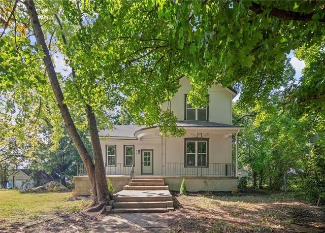 Property at 419 Linn St, Leavenworth, KS 66048, 3 beds, 2.5 baths
