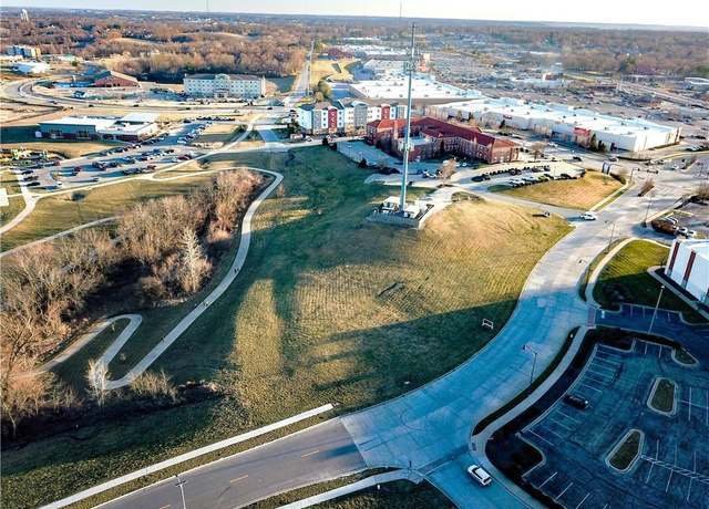 Property at 5421 N Pointe Rd, St Joseph, MO 64506