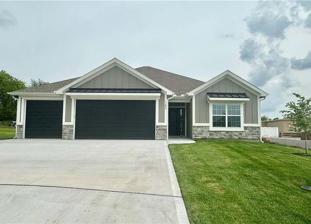 Property at 11807 E Ridgeview Ct, Peculiar, MO 64078, 3 beds, 2 baths