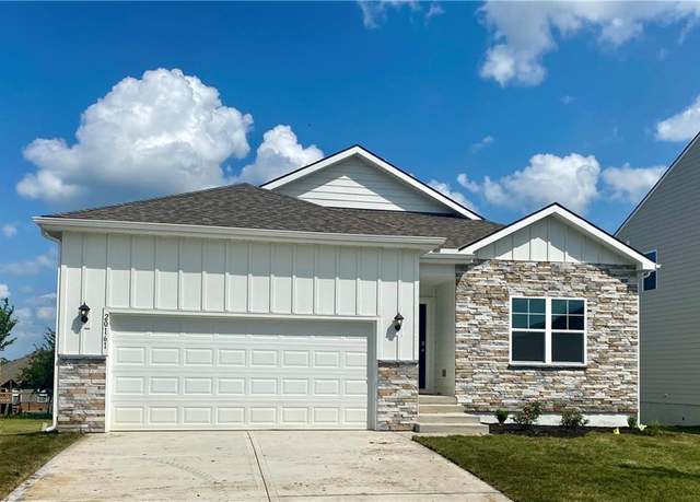 Property at 19631 W 201st St, Spring Hill, KS 66083, 4 beds, 3 baths