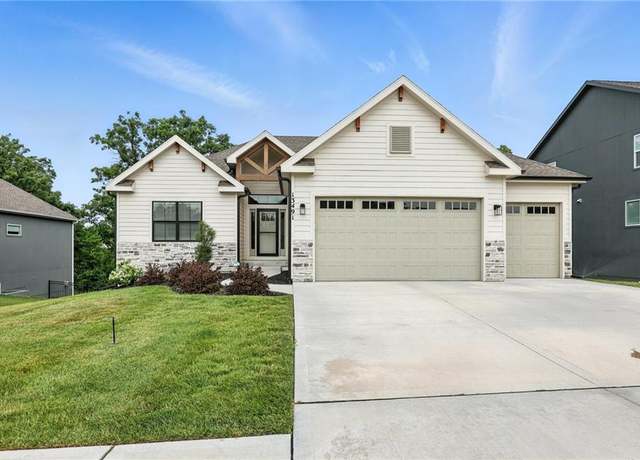 Property at 13491 Terrace Park Dr, Parkville, MO 64152, 4 beds, 3 baths