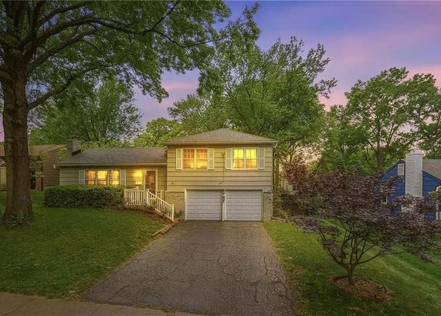 Property at 5707 W 101st Ter, Overland Park, KS 66207, 3 beds, 2 baths