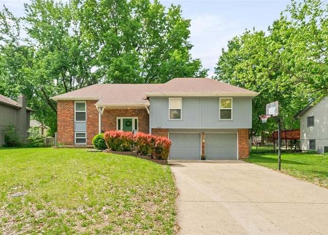 Property at 2009 E Sleepy Hollow Dr, Olathe, KS 66062, 4 beds, 2.5 baths