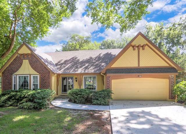 Property at 9025 Greenway Ln, Lenexa, KS 66215, 4 beds, 2.5 baths