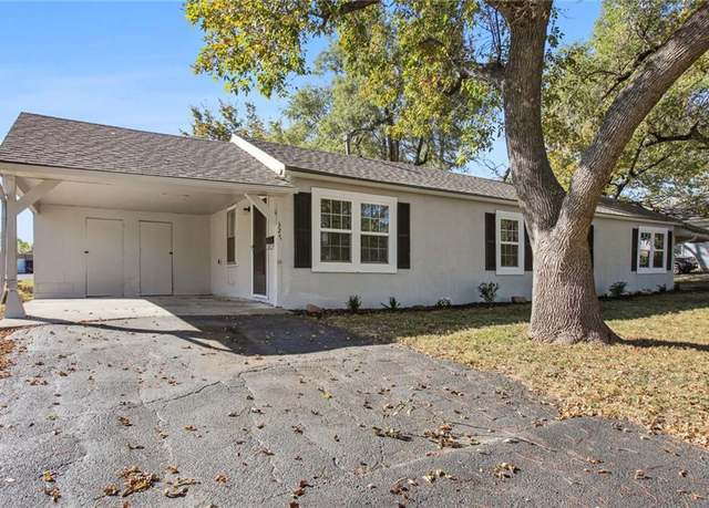 Property at 325/327 E Park St, Gardner, KS 66030, 4 beds, 2 baths