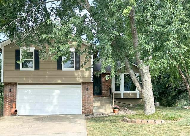 Property at 2505 NE Dale Hunter Trl, Lee's Summit, MO 64086, 3 beds, 2.5 baths