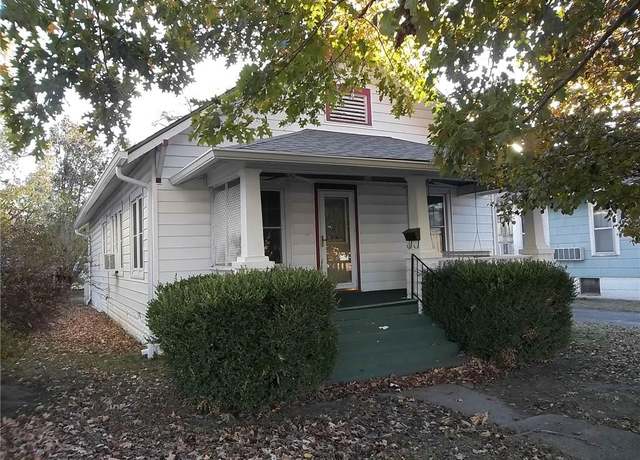 Property at 2612 Broadway Ave, Parsons, KS 67357, 3 beds, 2 baths