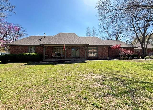 Property at 522 Ohio St, Pittsburg, KS 66762, 6 beds, 3 baths