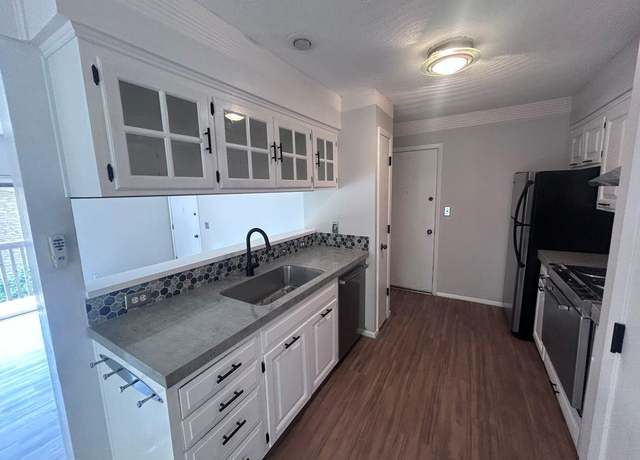Property at 419 W 104th St Unit D, Kansas City, MO 64114, 1 bed, 1 bath