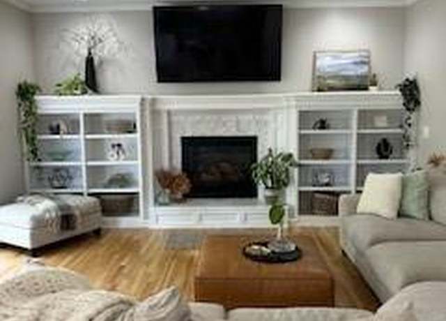 Property at 2352 SW River Spring Rd, Lee's Summit, MO 64082, 4 beds, 3.5 baths
