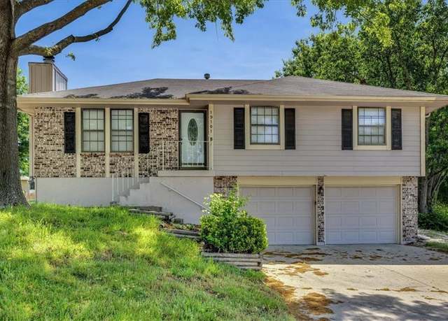 Property at 19101 E 12th Terrace Ct N, Independence, MO 64057, 3 beds, 2.5 baths